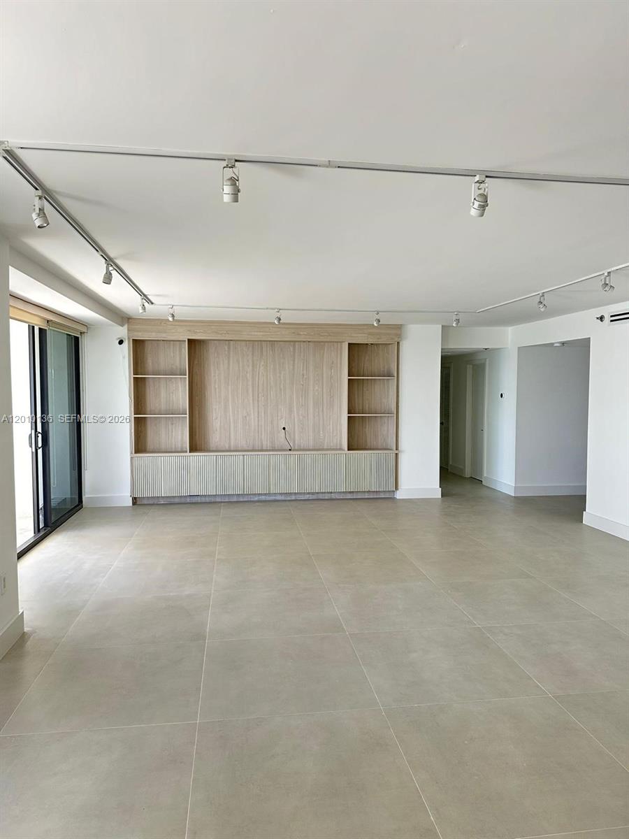 10205 Collins Ave #907