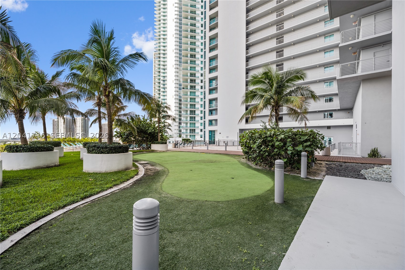 888 Biscayne Blvd #2101 Miami, FL 33132