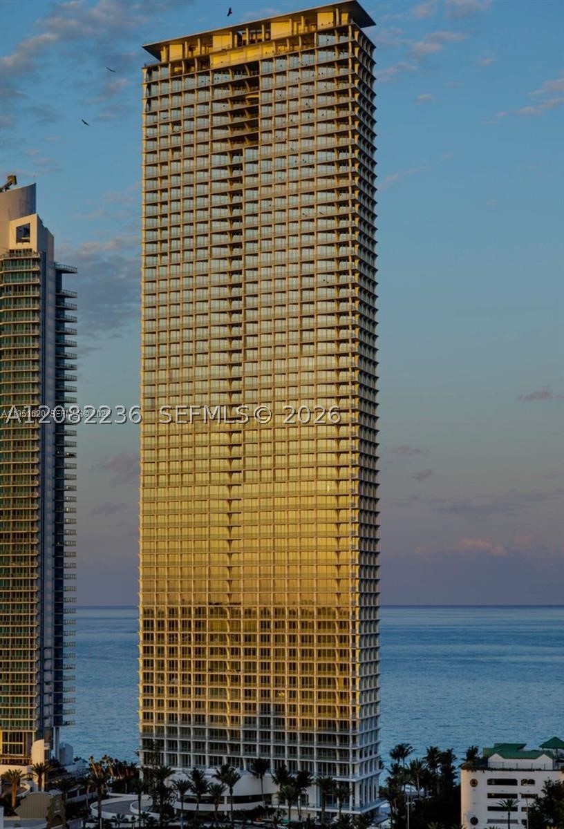 16901 Collins Ave #704