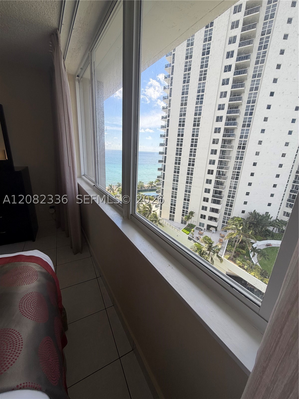 19201 Collins Ave #943