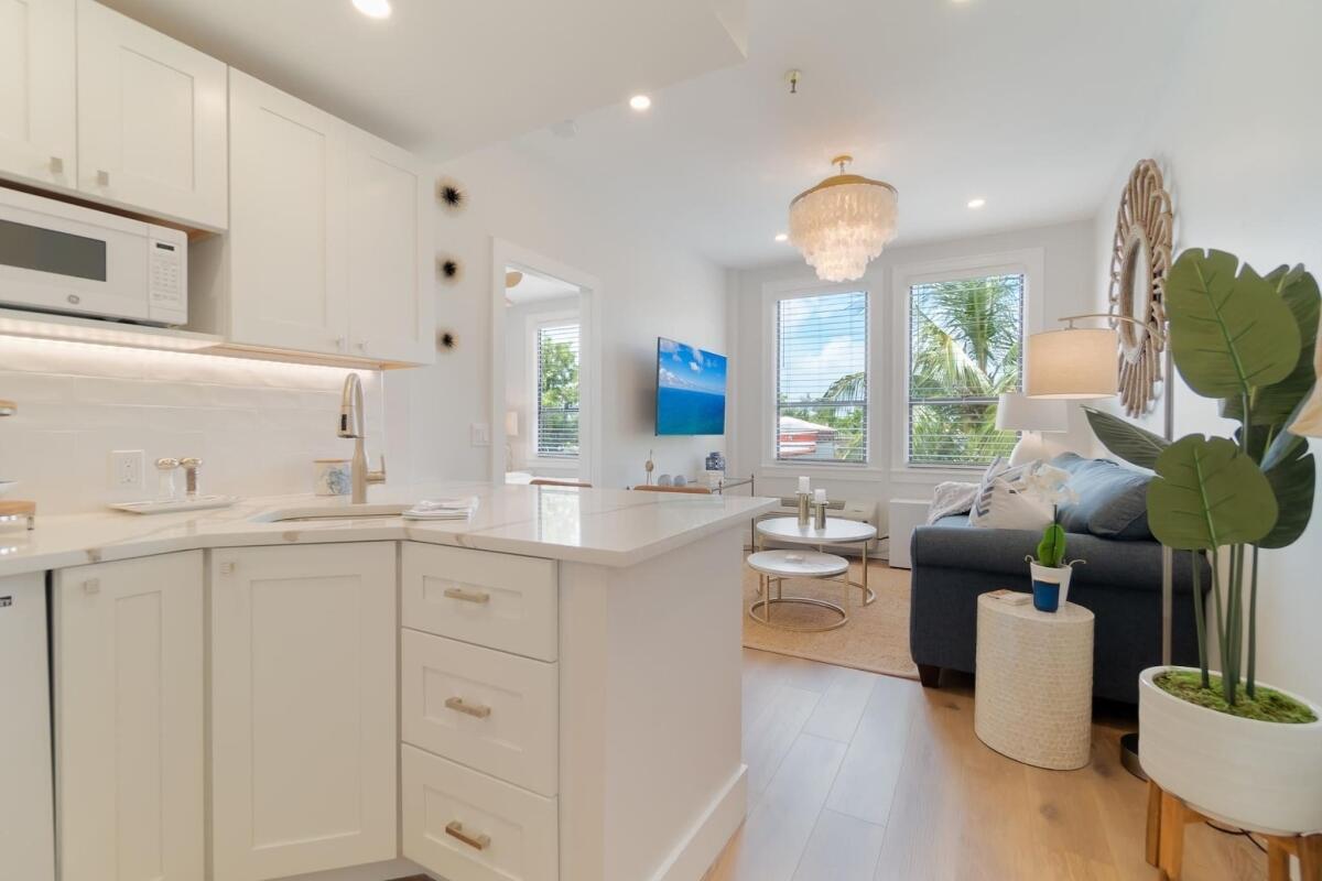 235 Sunrise #Unit 2208 Palm Beach, FL 33480