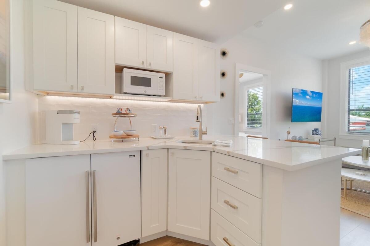 235 Sunrise #Unit 2208 Palm Beach, FL 33480