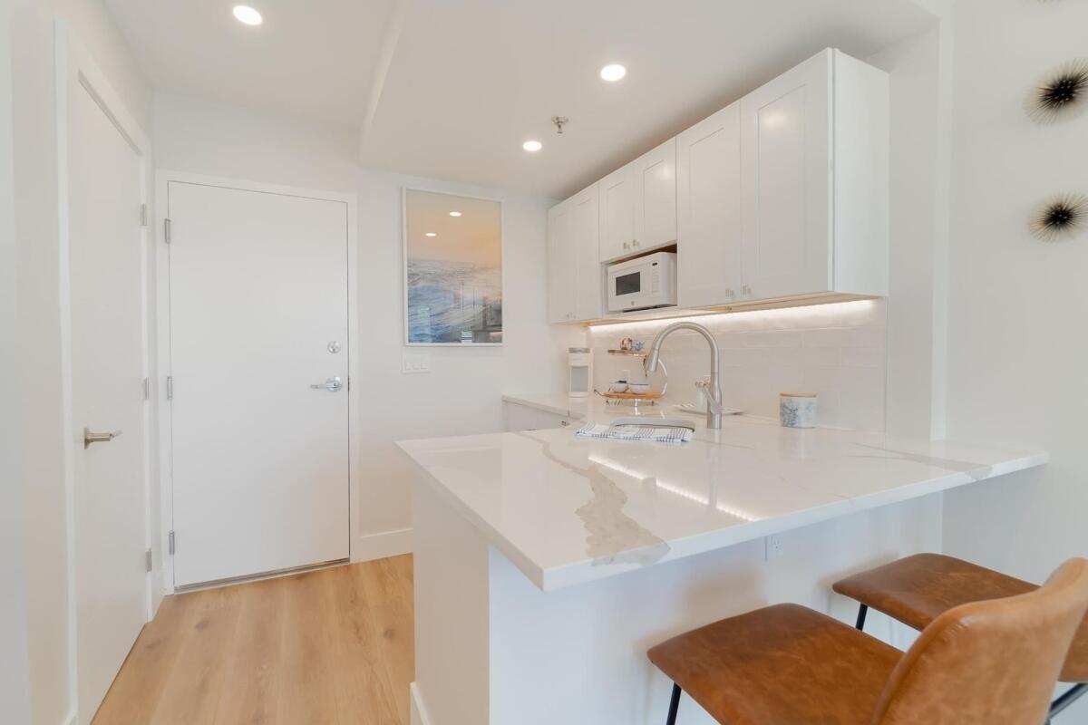 235 Sunrise #Unit 2208 Palm Beach, FL 33480