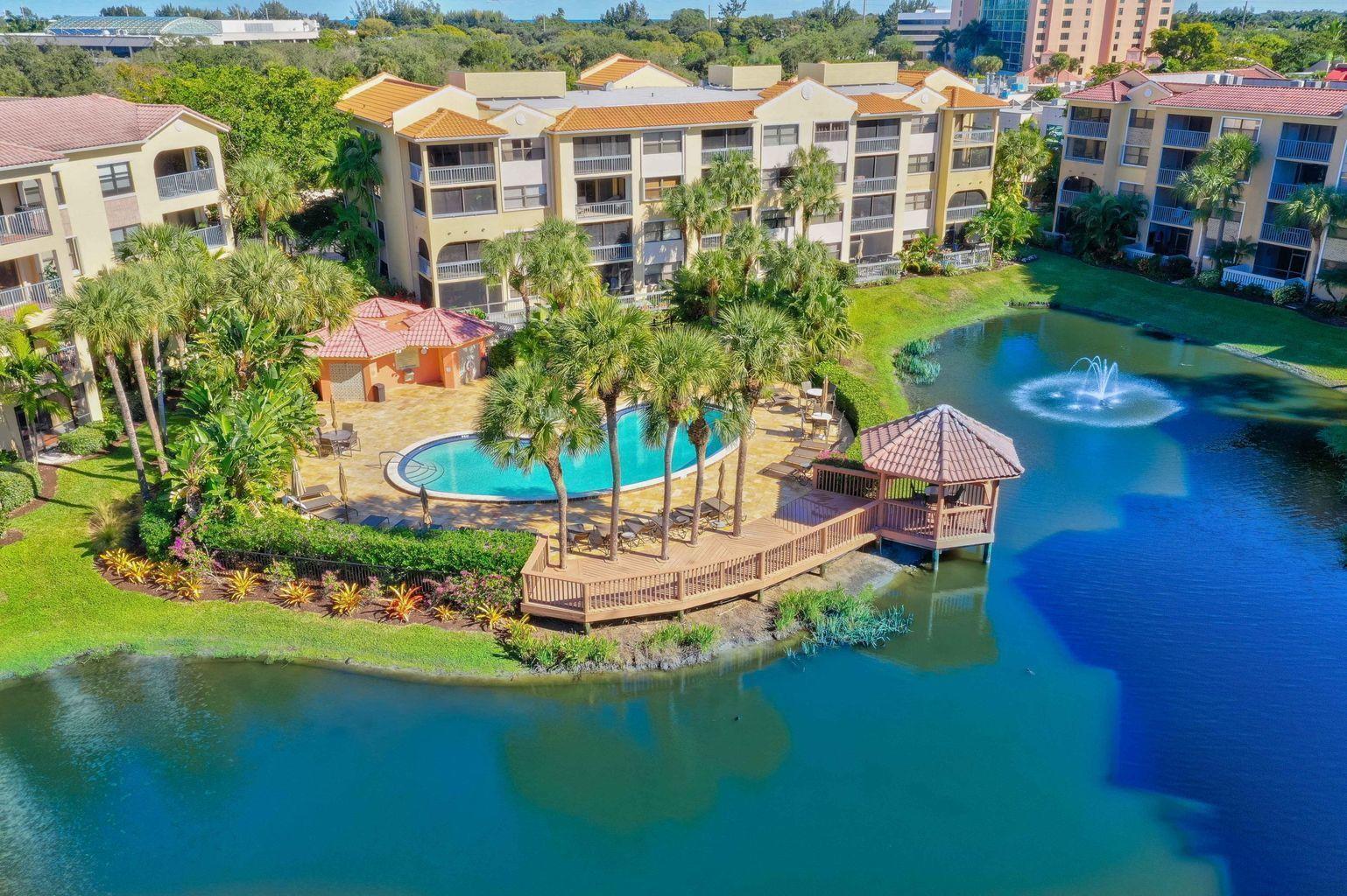 700 Uno Lago #403