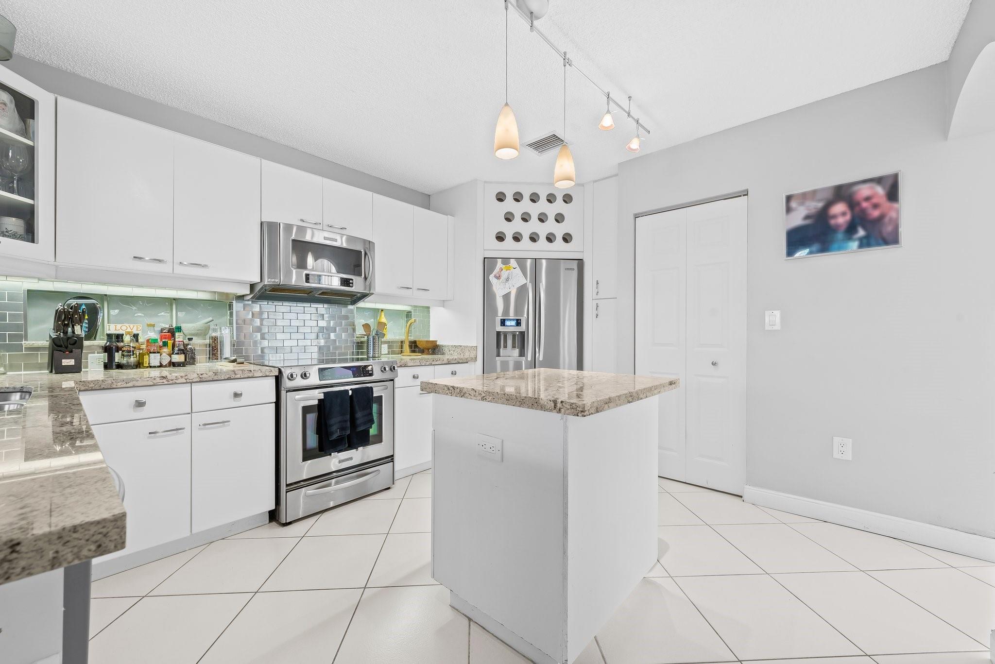 975 Weeping Willow Way Hollywood, FL 33019