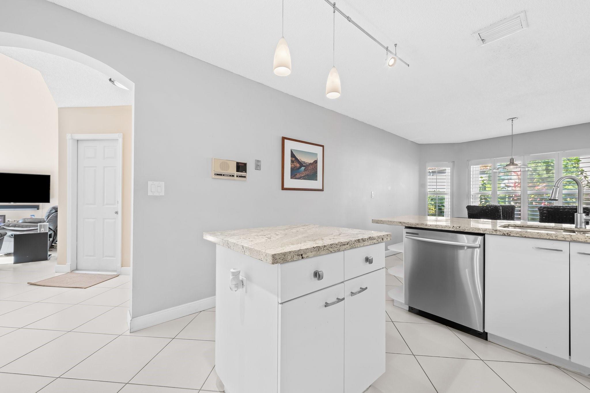 975 Weeping Willow Way Hollywood, FL 33019