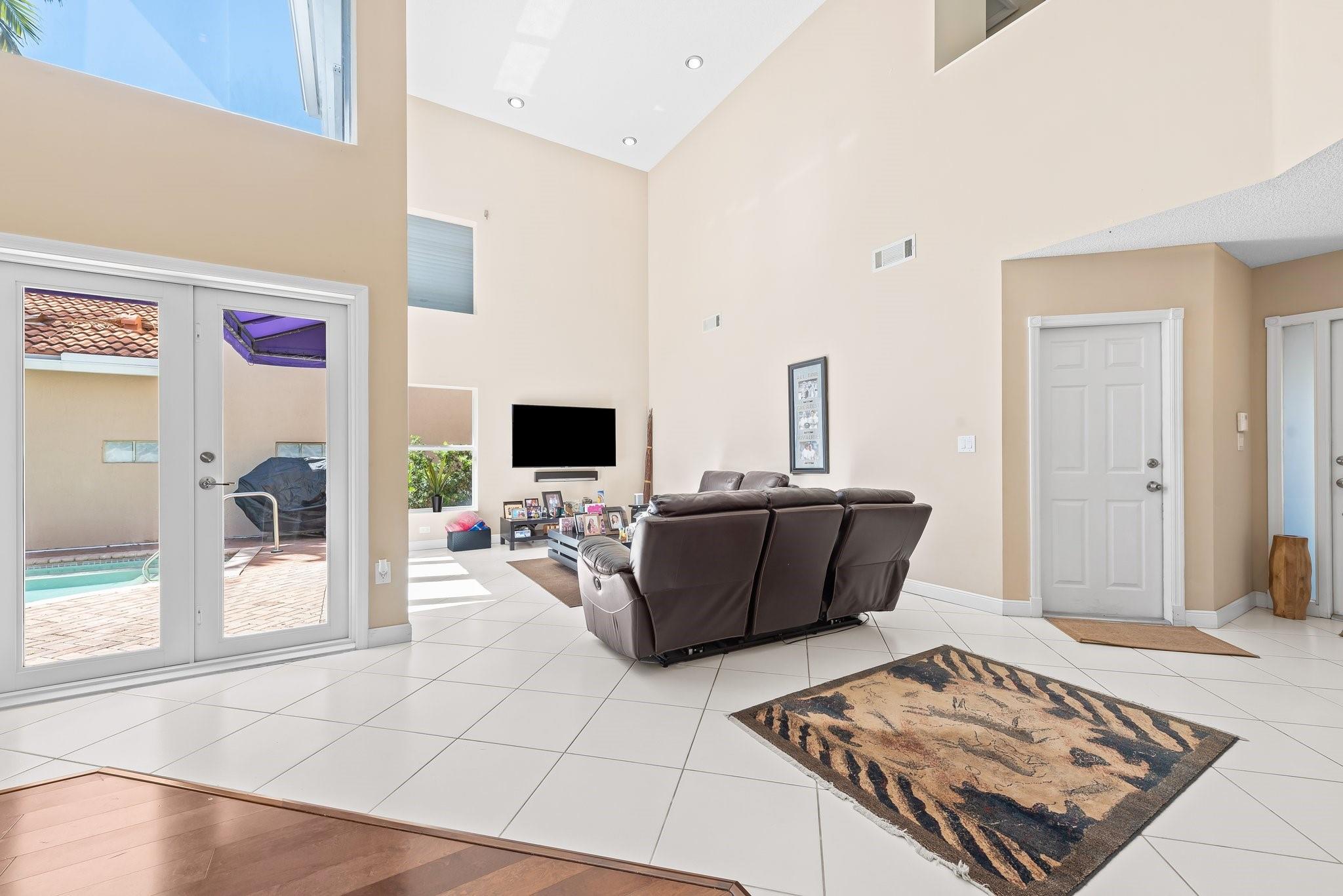 975 Weeping Willow Way Hollywood, FL 33019