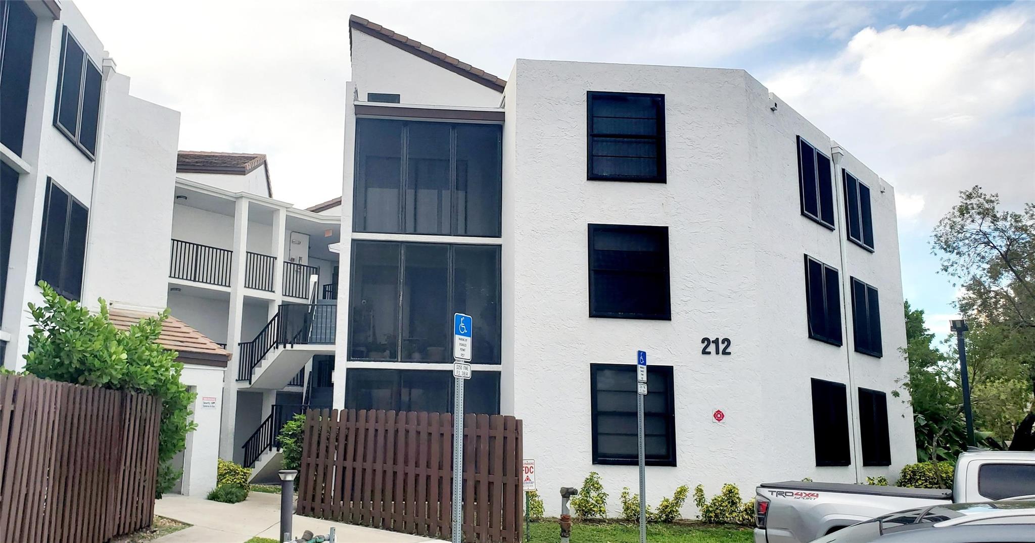 212 Lake Pointe Dr #314