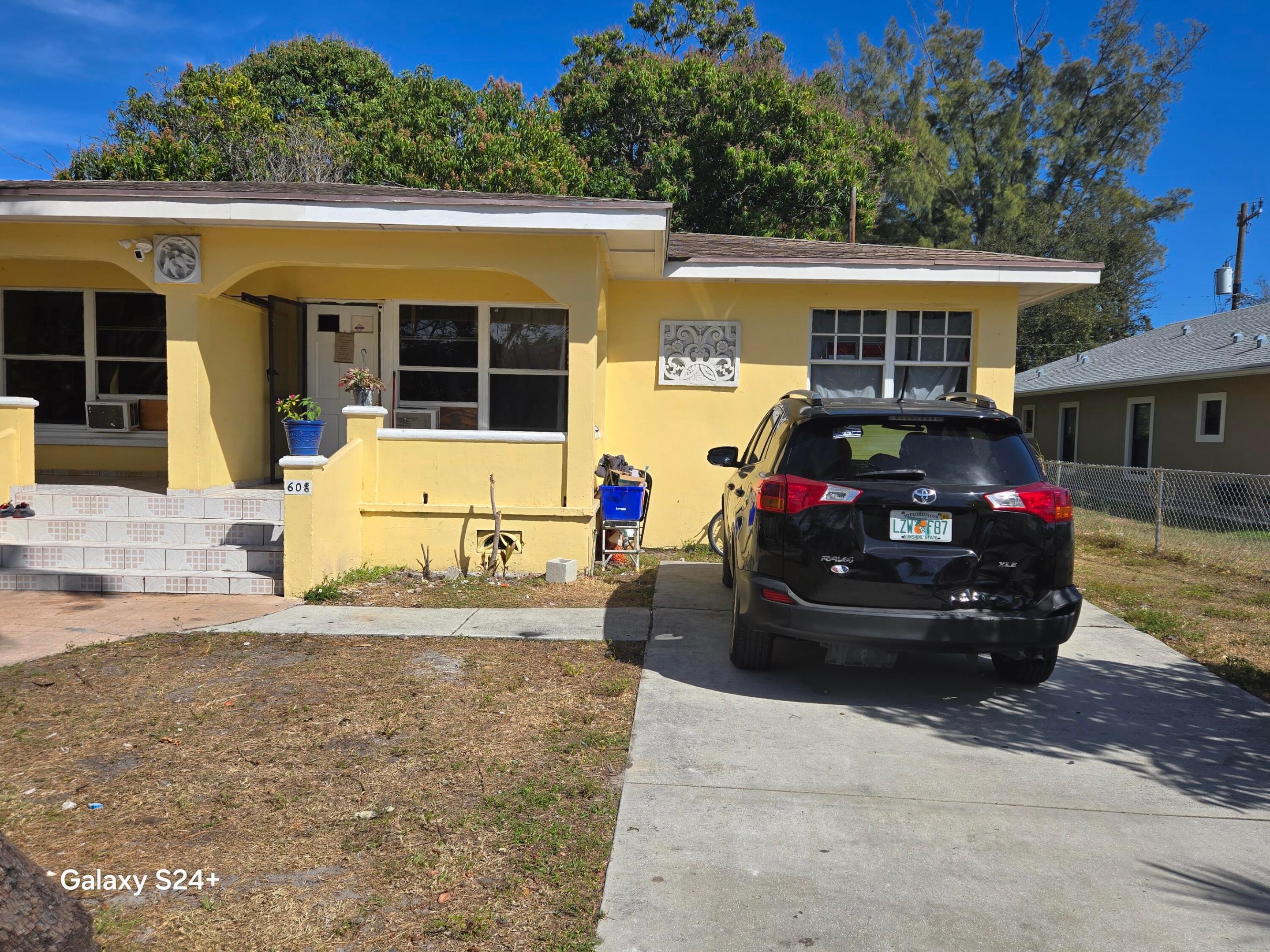 606 S Pine Lake Worth, FL 33460