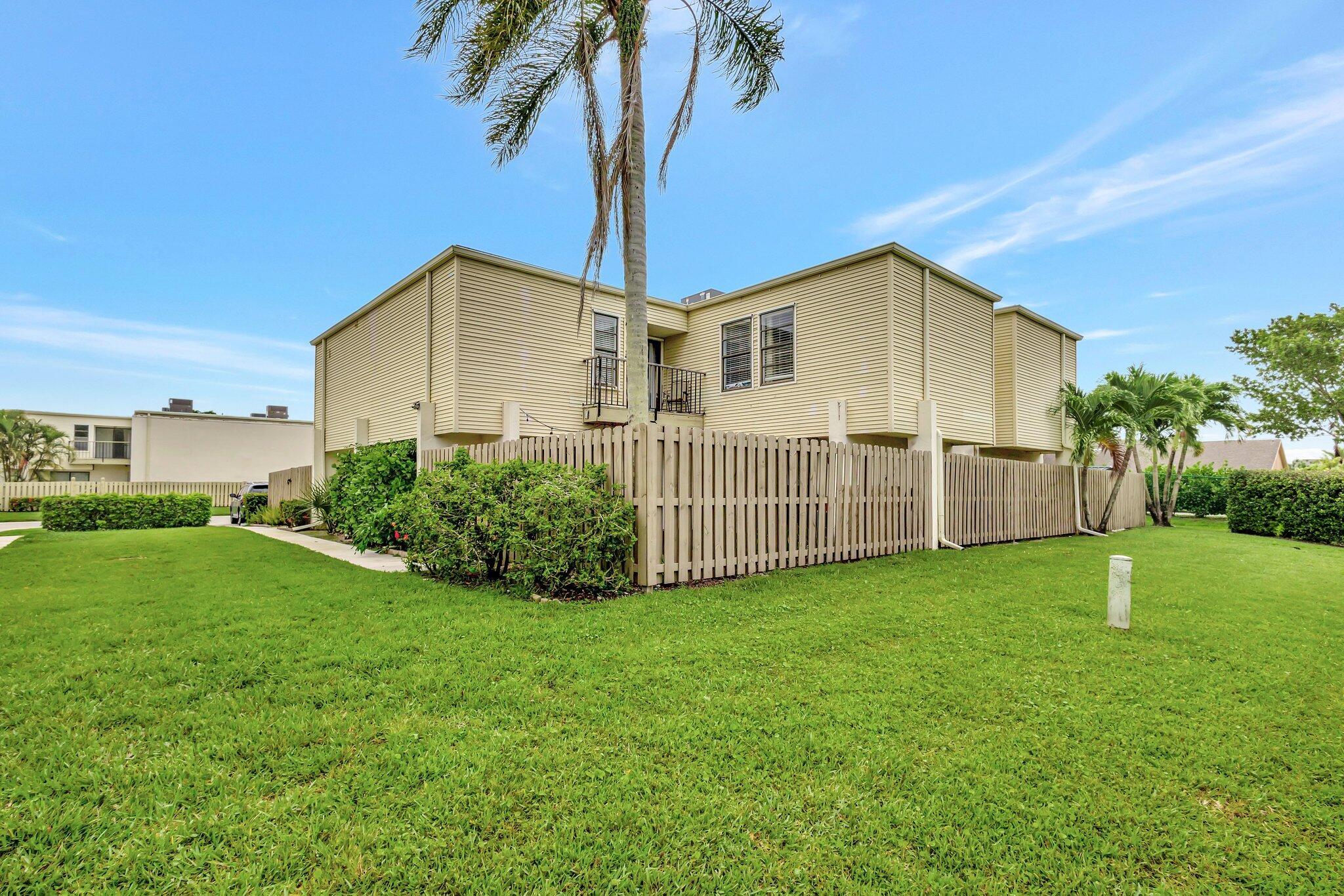 1586 Shaker Wellington, FL 33414