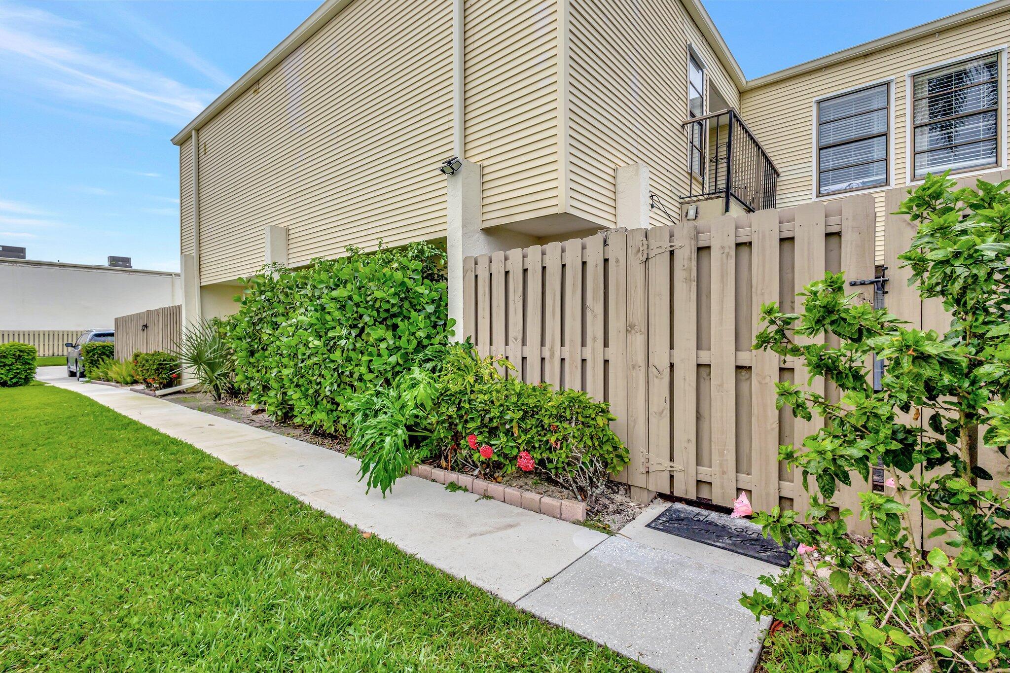 1586 Shaker Wellington, FL 33414