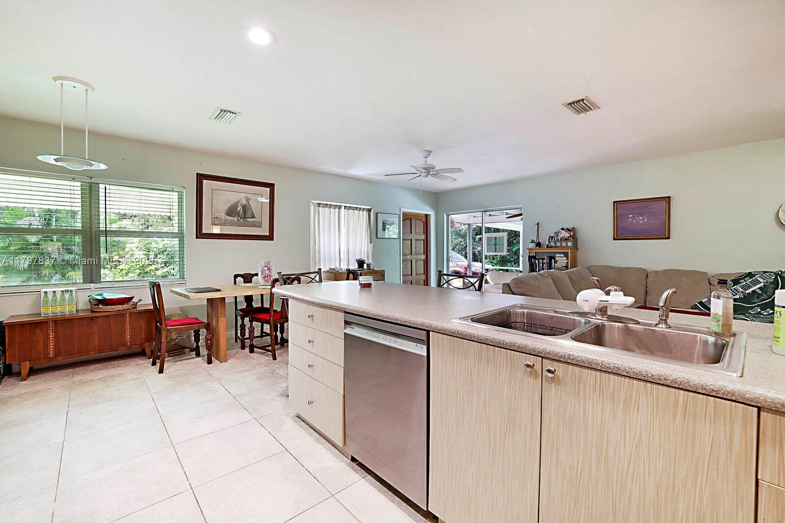 602 S Caloosahatchee Ave Jupiter, FL 33458