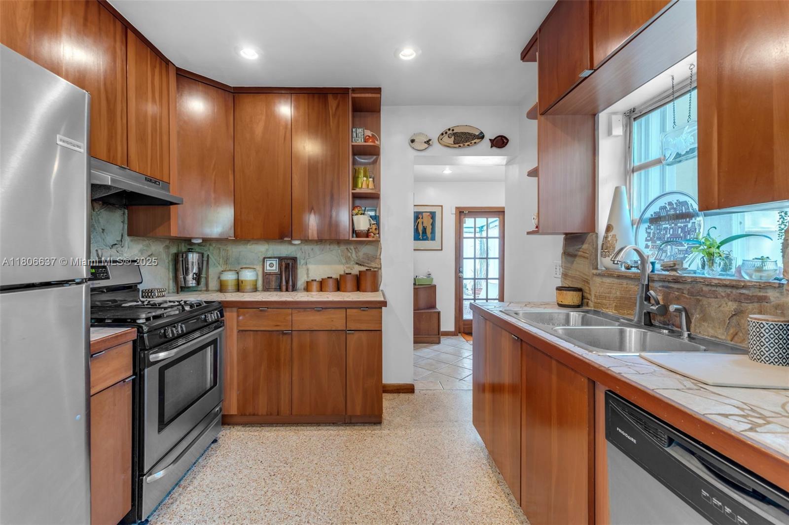 1895 SW 25th St Miami, FL 33133