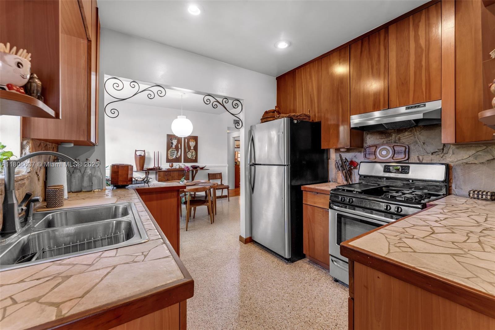 1895 SW 25th St Miami, FL 33133