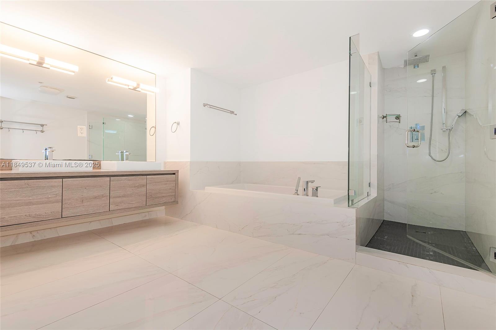 image 400 Sunny Isles Condo25