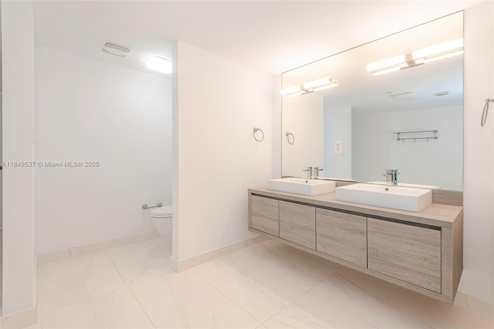 image 400 Sunny Isles Condo26