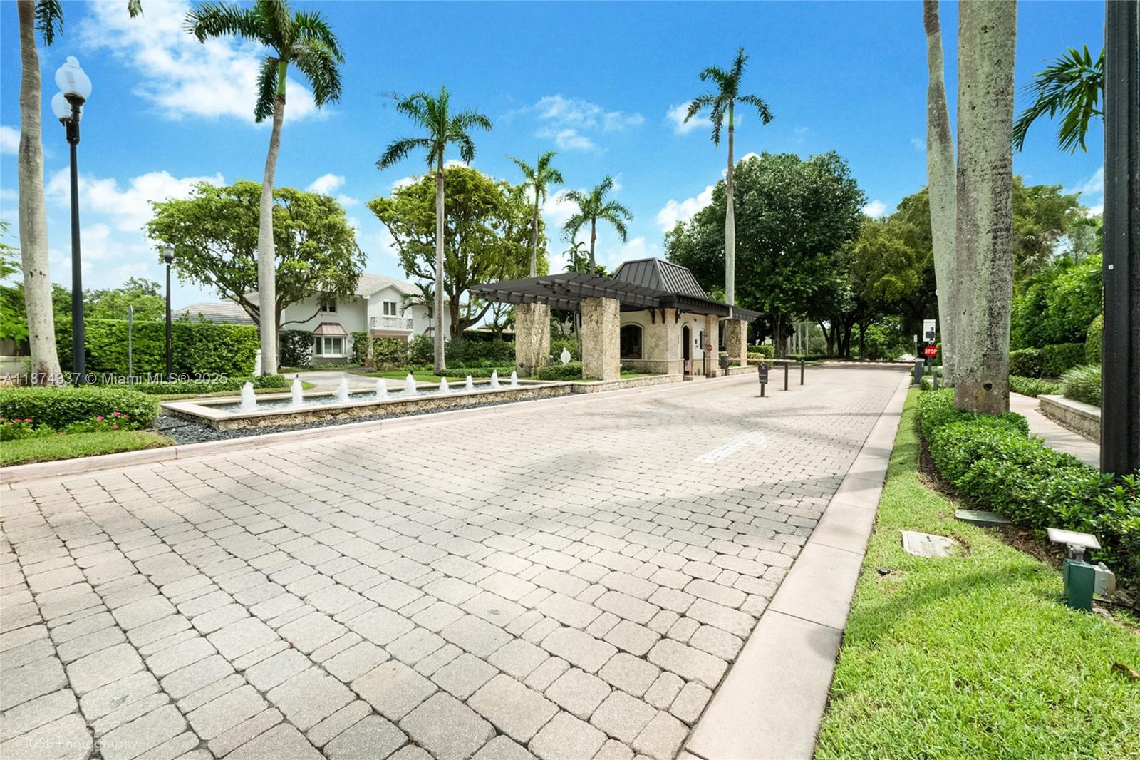 277 Veleros Ct Coral Gables, FL 33143 277 Veleros Ct Coral Gables, FL 33143
