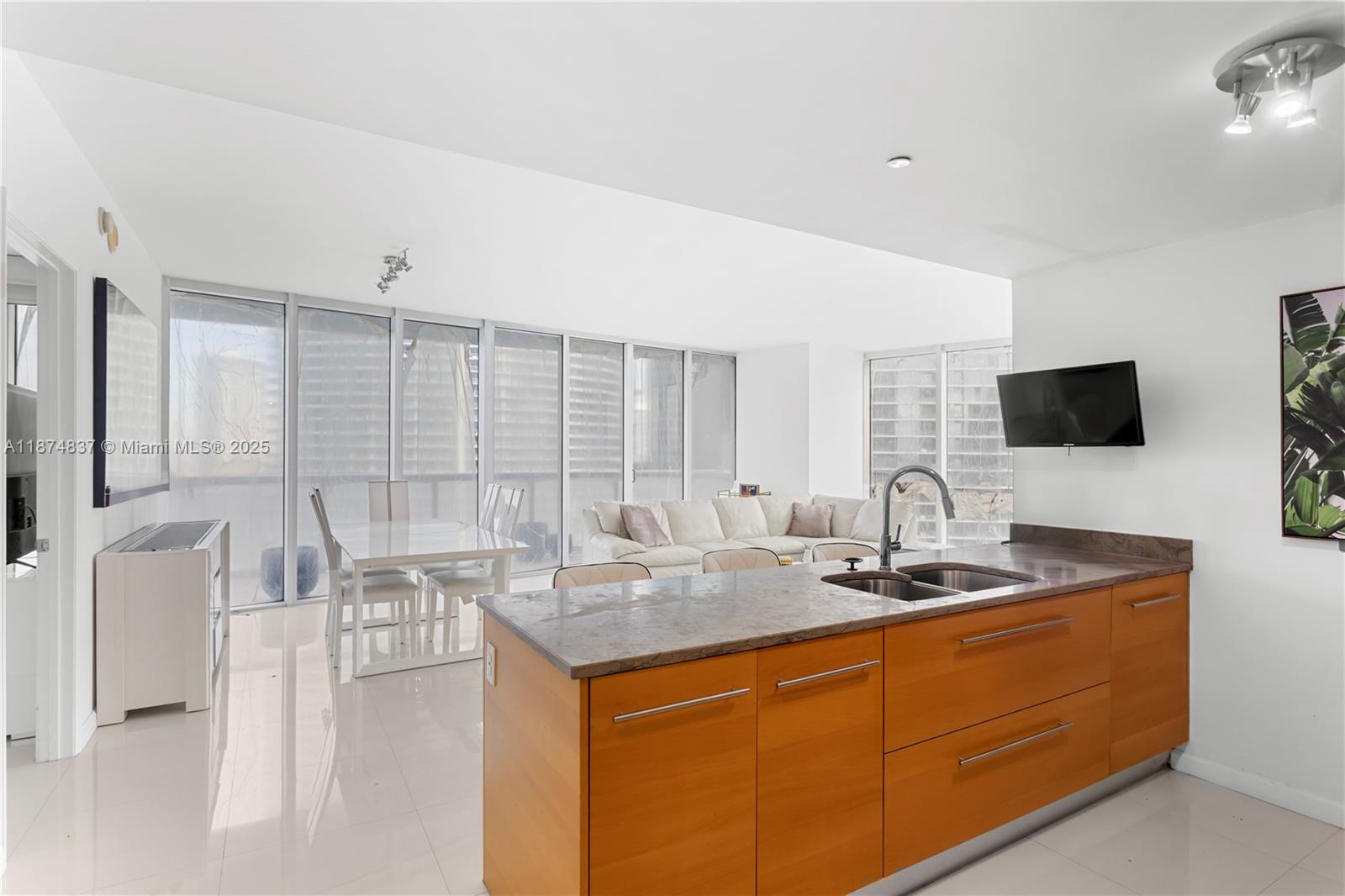 image Iconbrickell Condo No 19