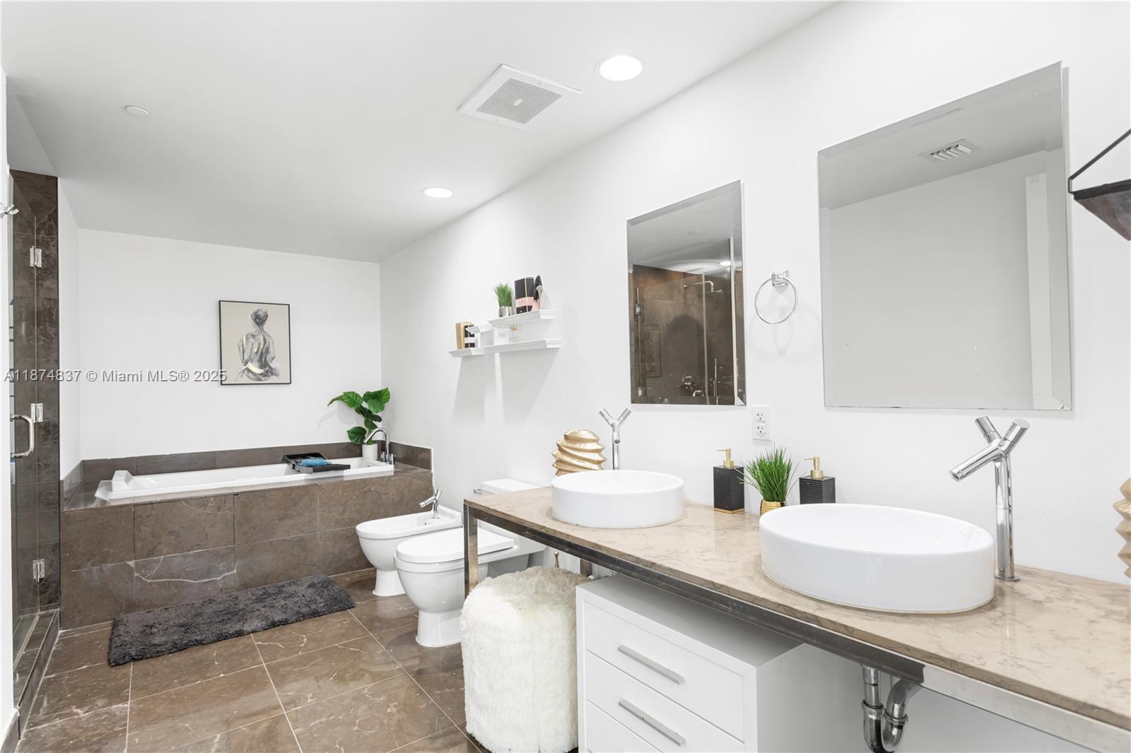 image Iconbrickell Condo No 114