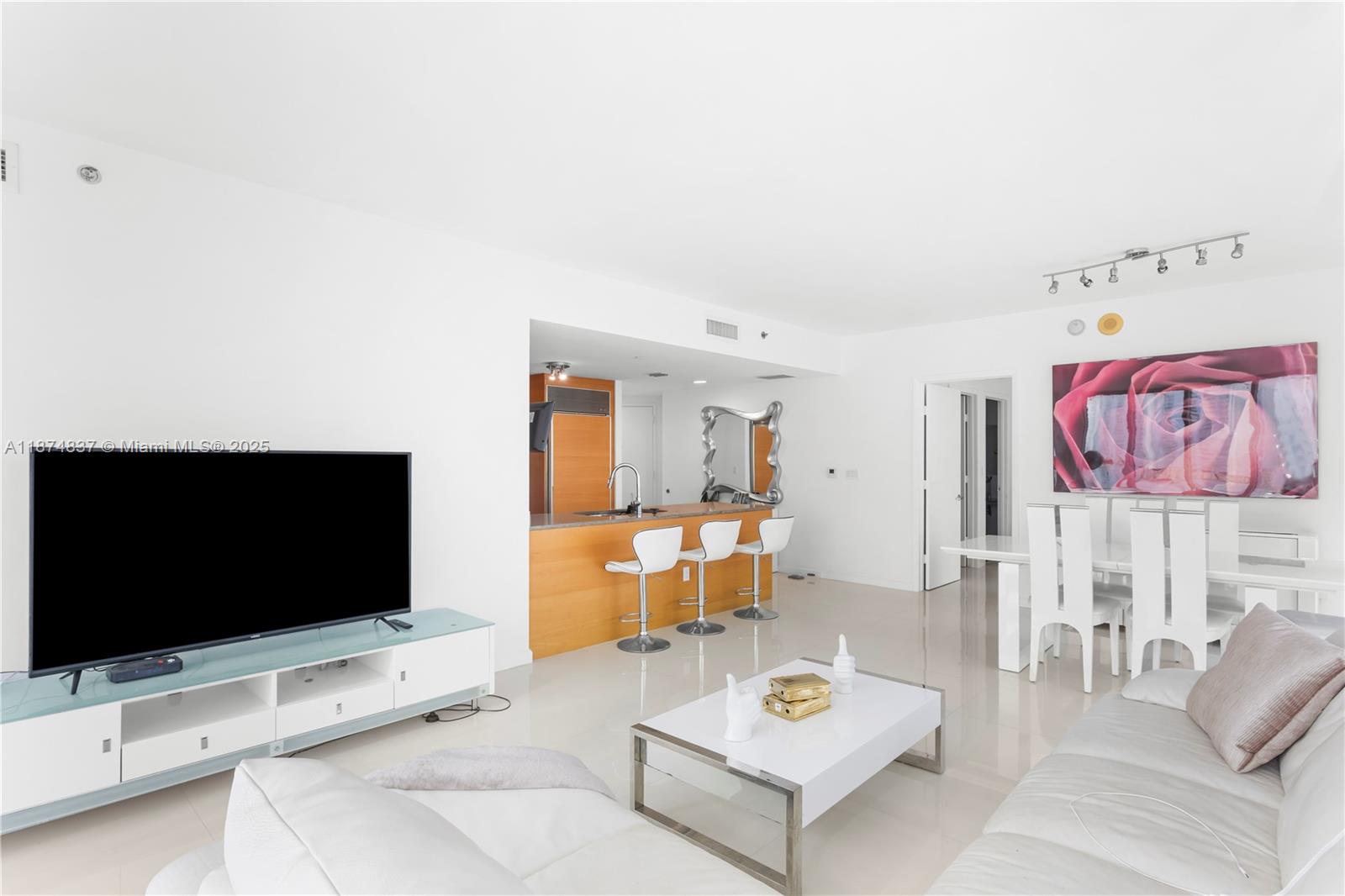 image Iconbrickell Condo No 15