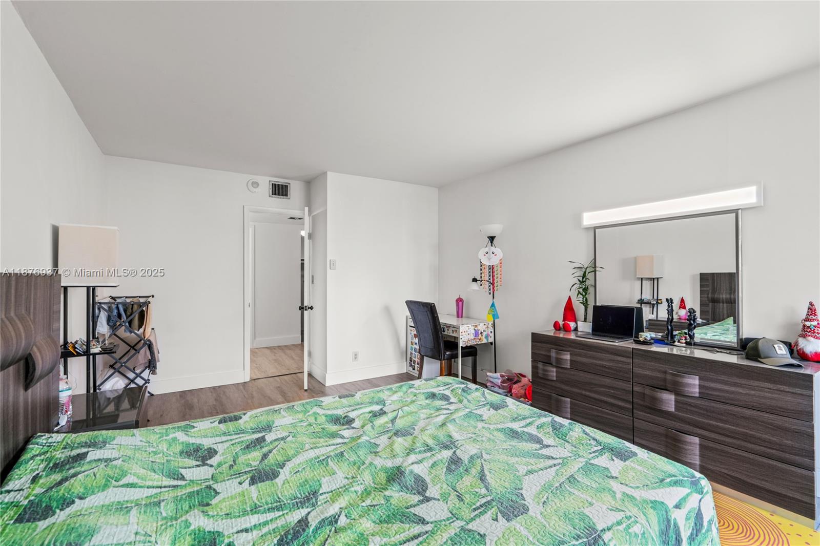 image Arlen House East Condo9