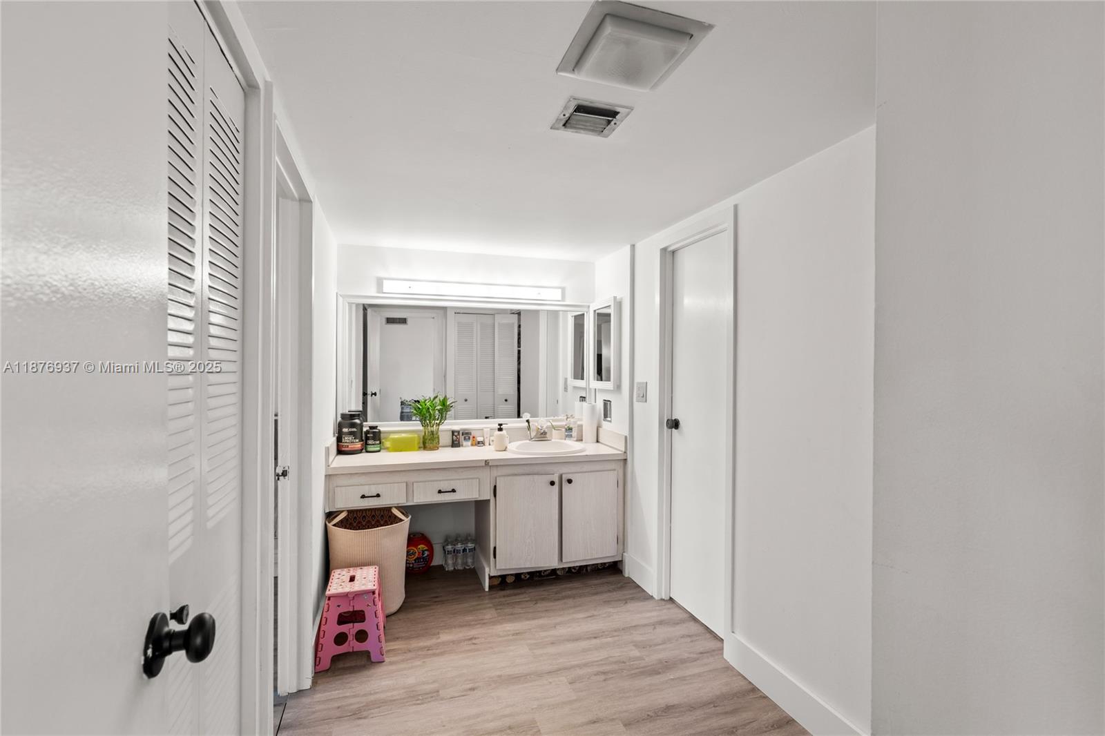 image Arlen House East Condo12