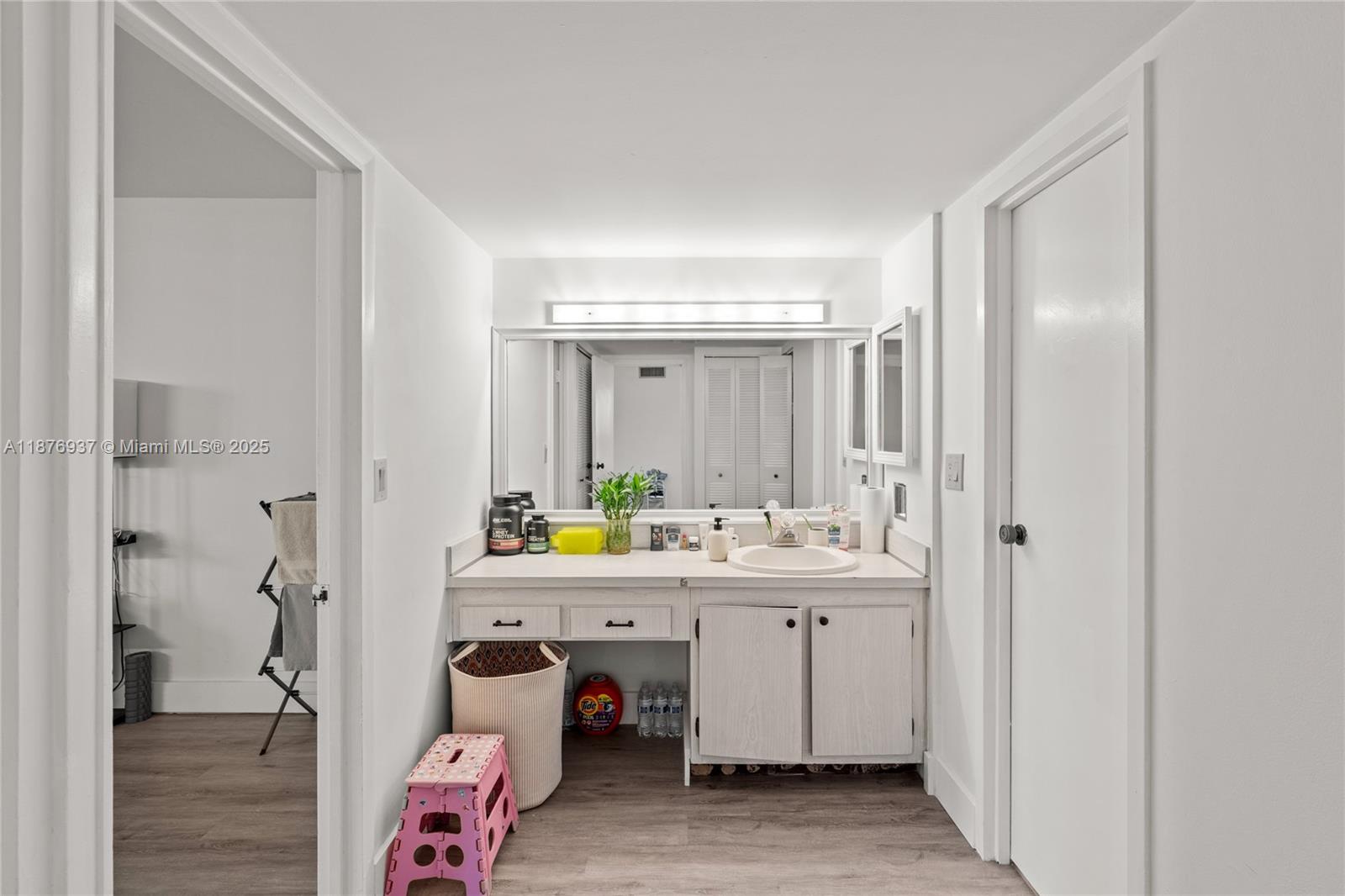 image Arlen House East Condo13