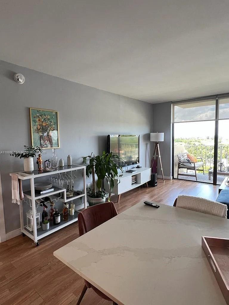 2350 NE 135th St,North Miami, FL 33181