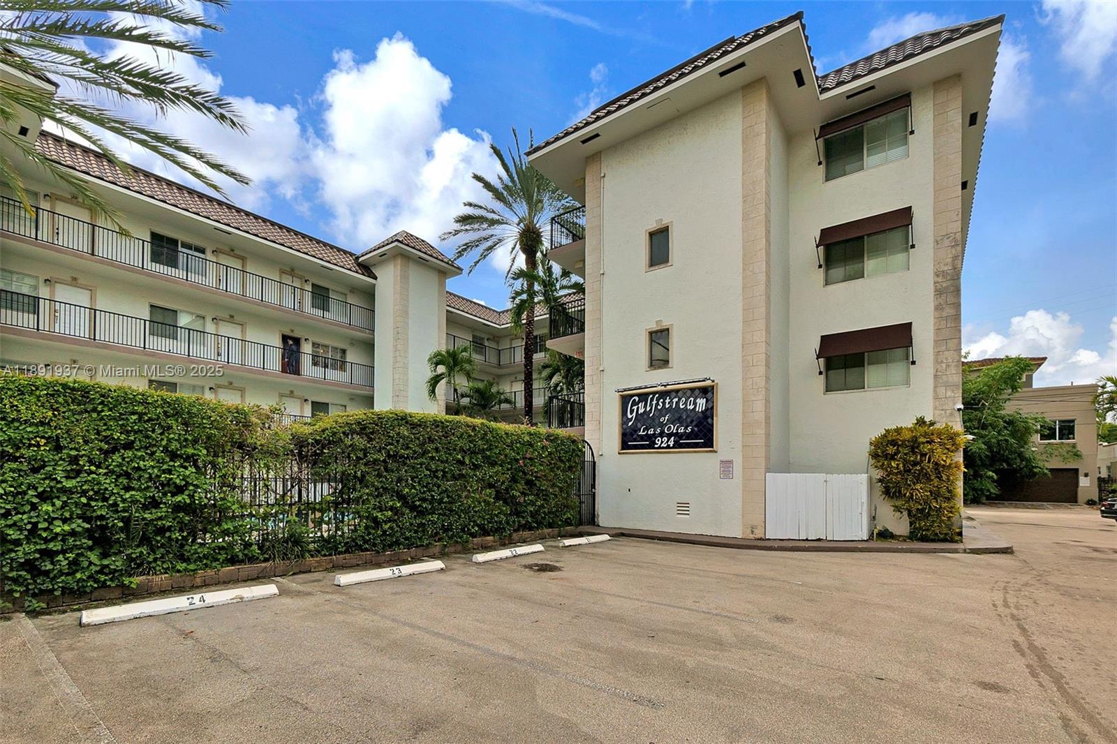 924 SE 2nd St #27 Fort Lauderdale, FL 33301