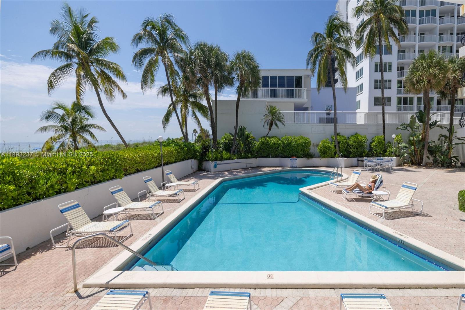 5415 Collins Ave #304