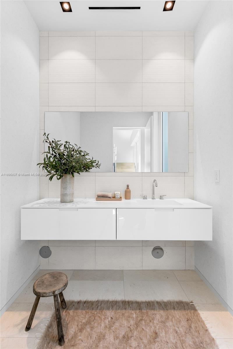 1081 W 48th St #N01 Miami Beach, FL 33140