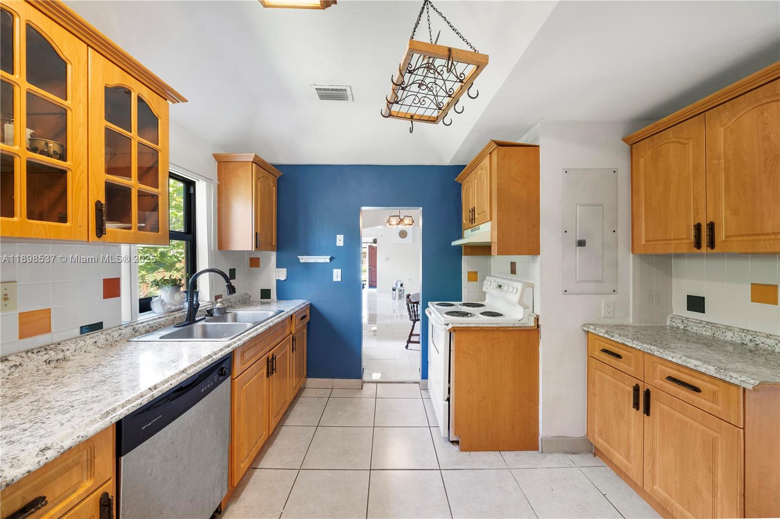 472 NE 130th St North Miami, FL 33161