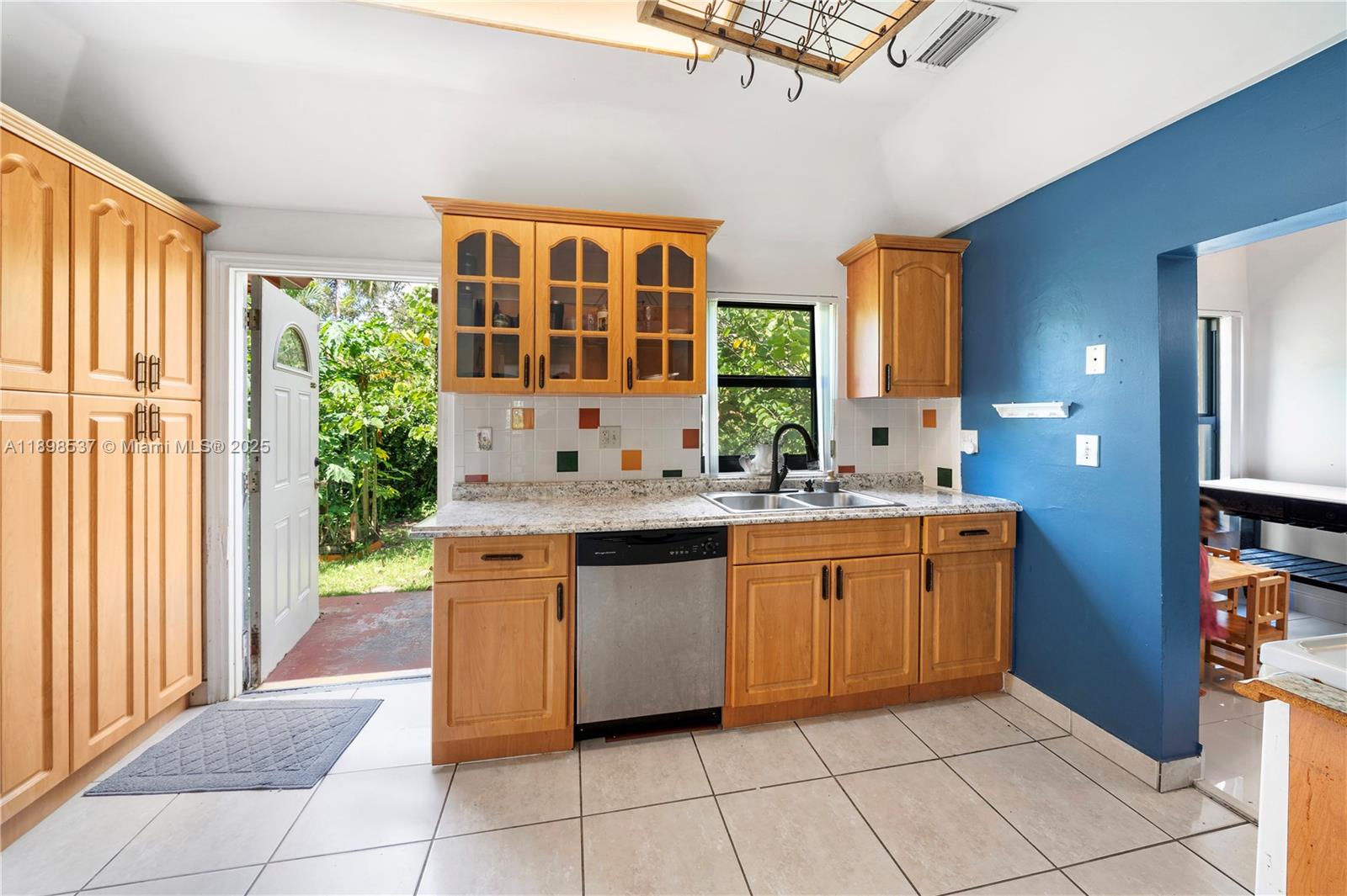 472 NE 130th St North Miami, FL 33161