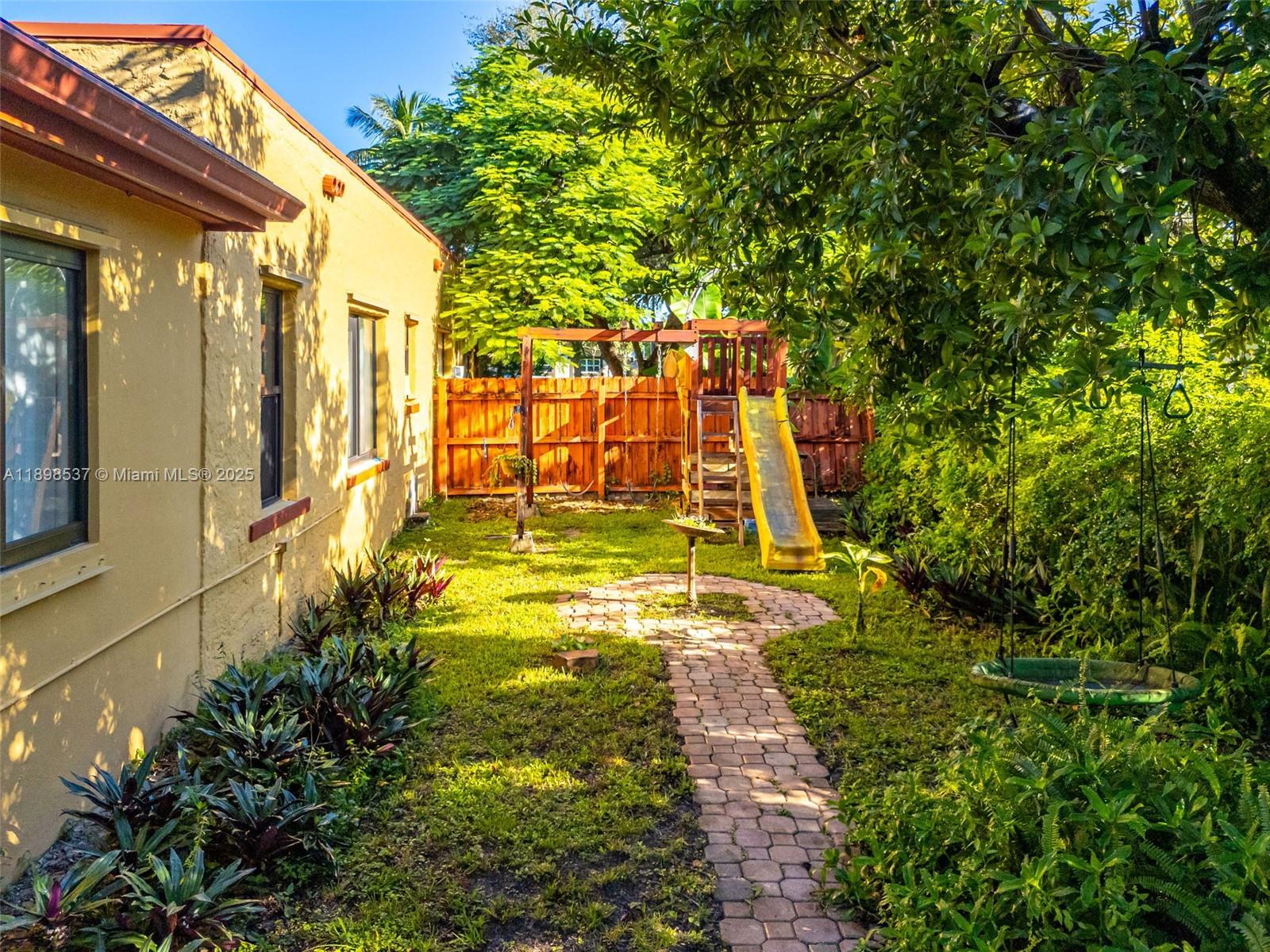 472 NE 130th St North Miami, FL 33161