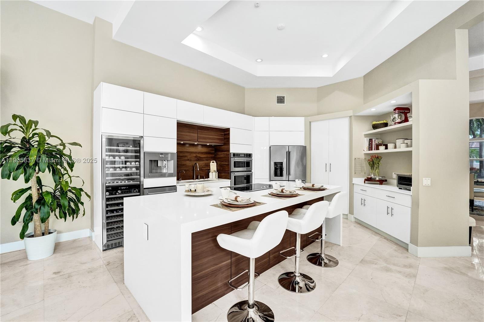 2557 NE Montclaire Cir