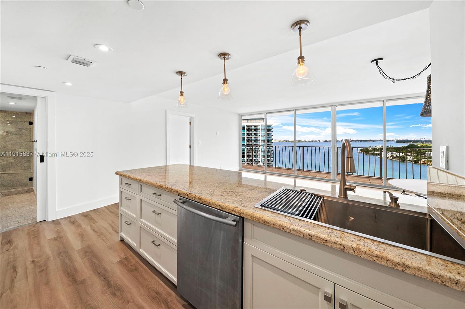 7601 E Treasure Dr #1915 North Bay Village, FL 33141