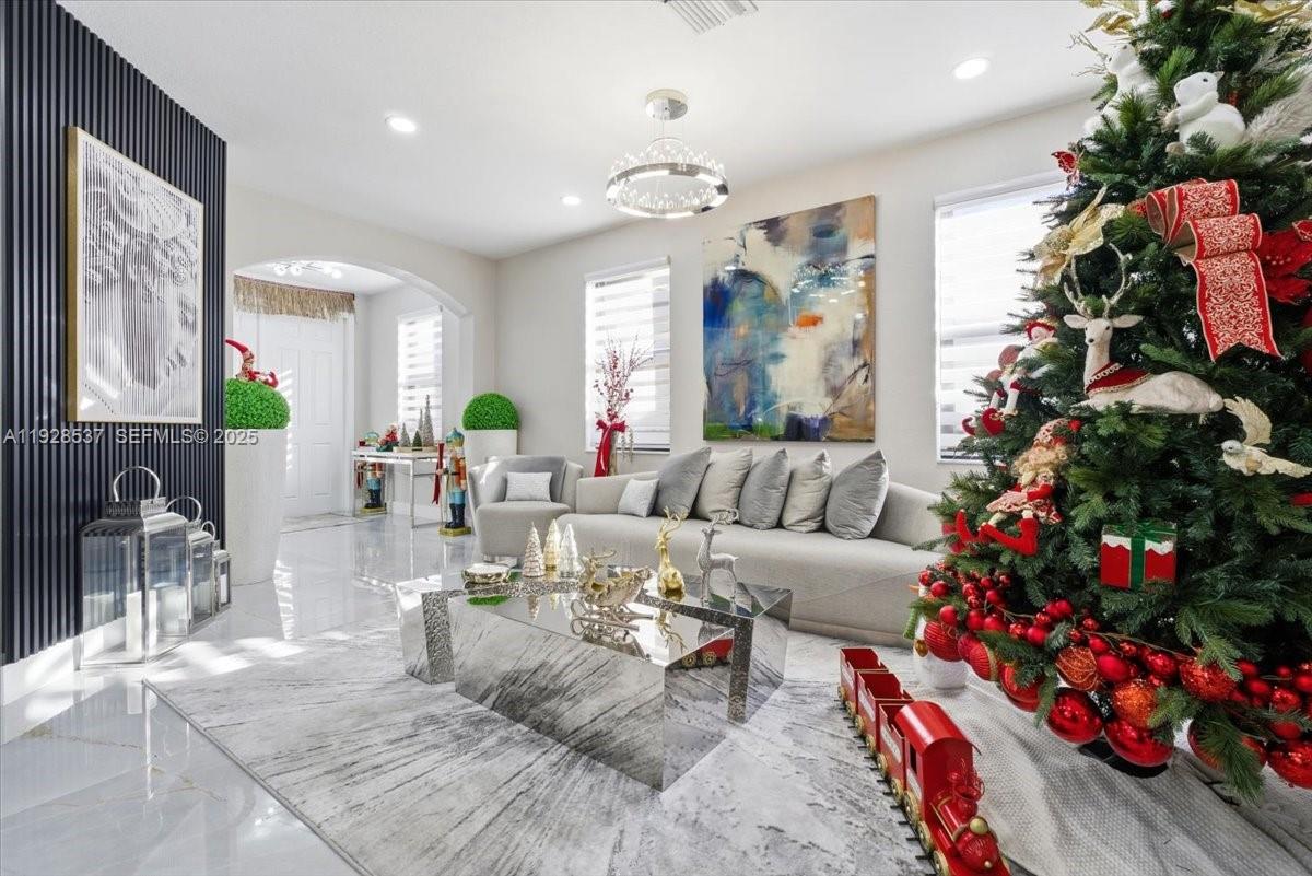 3522 W 86th Ter Hialeah, FL 33018