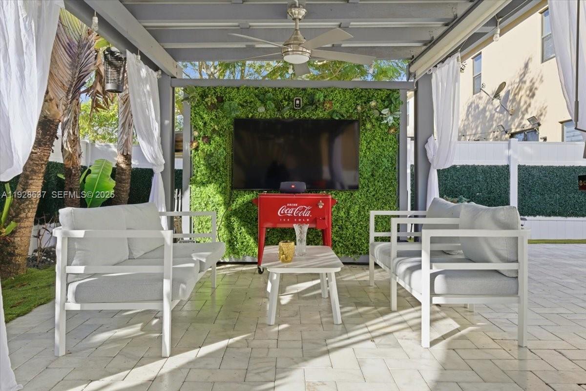 3522 W 86th Ter Hialeah, FL 33018