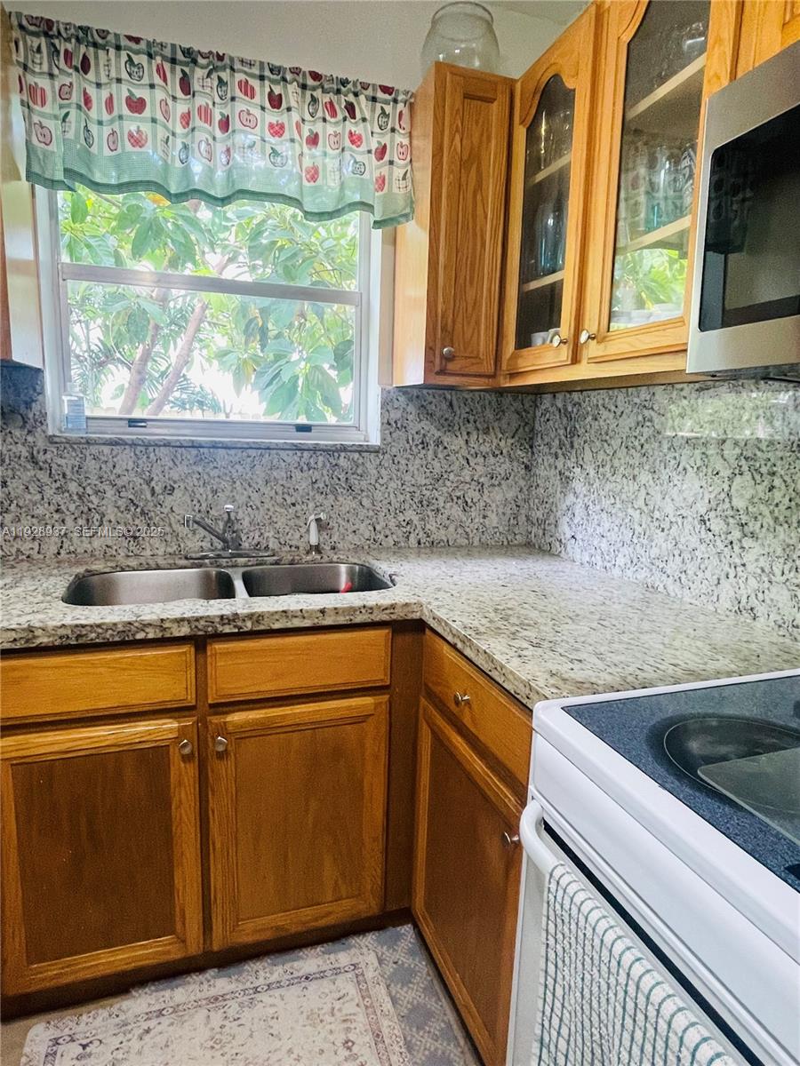 2045 NW 34th St Miami, FL 33142