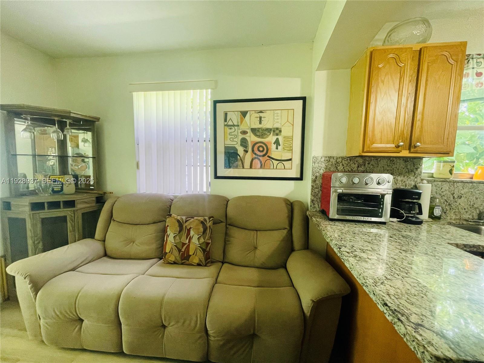 2045 NW 34th St Miami, FL 33142