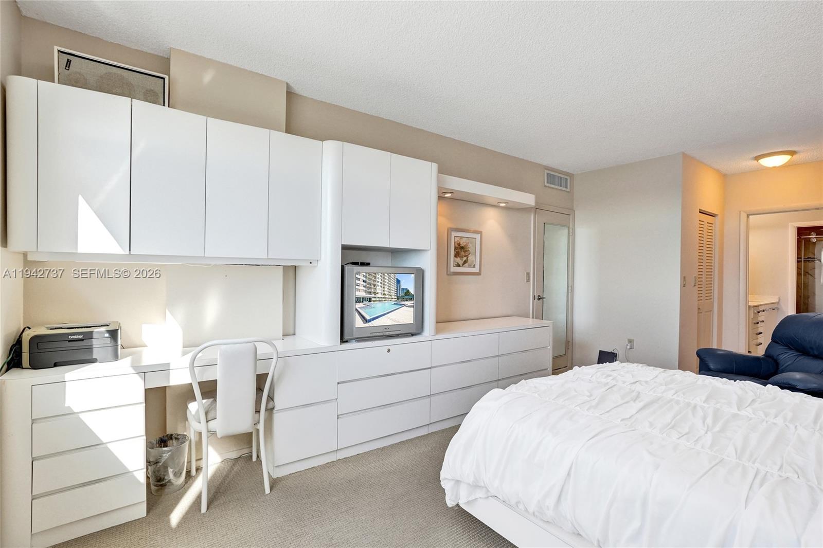 300 Bayview Dr #1110 Sunny Isles Beach, FL 33160