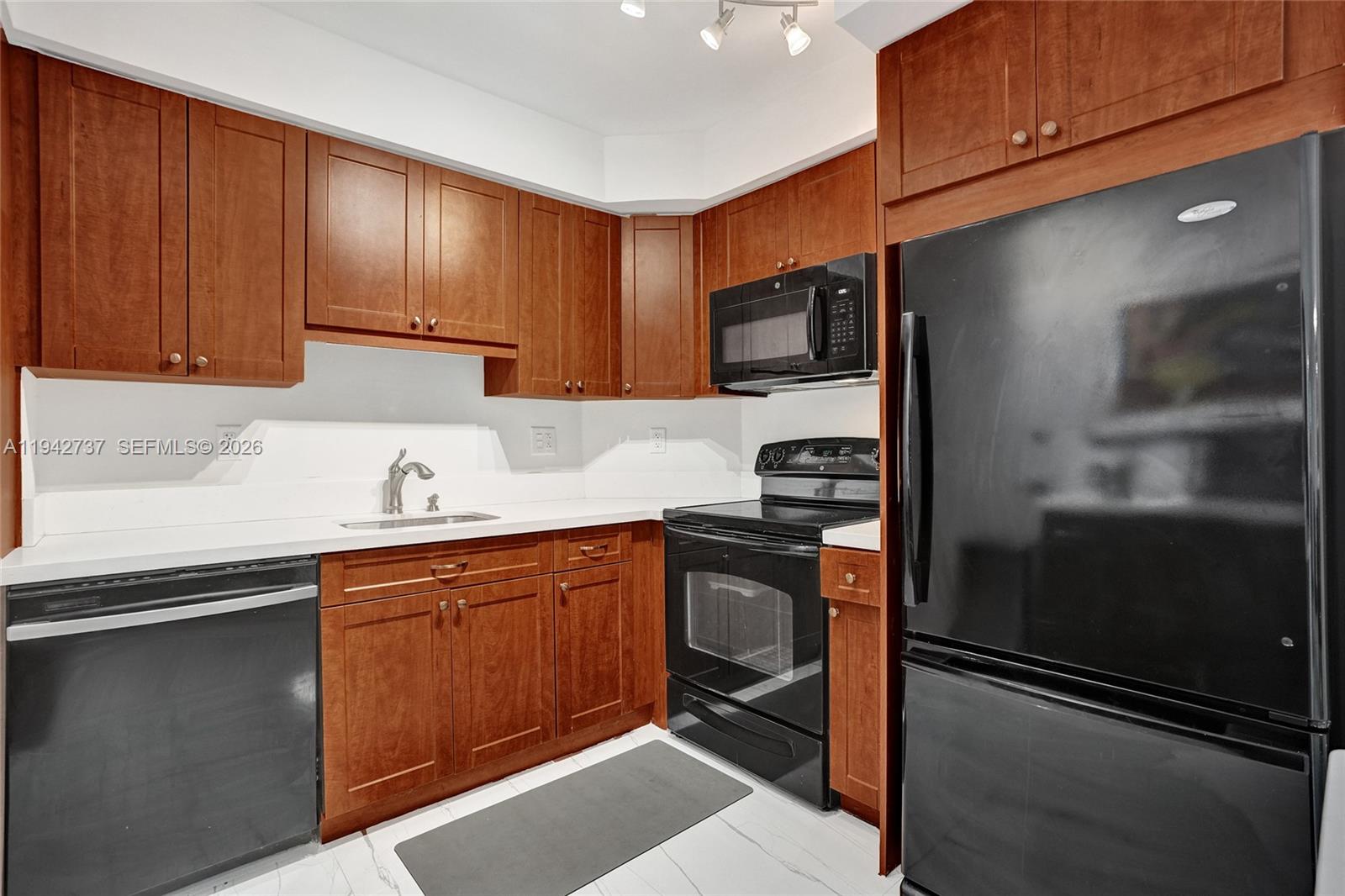 300 Bayview Dr #1110 Sunny Isles Beach, FL 33160