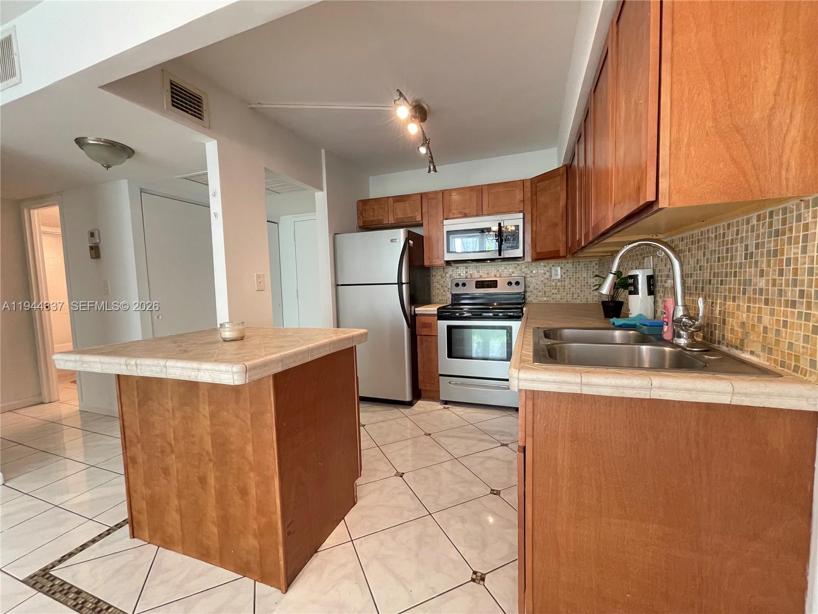 851 Three Iss Blvd #106 Hallandale Beach, FL 33009