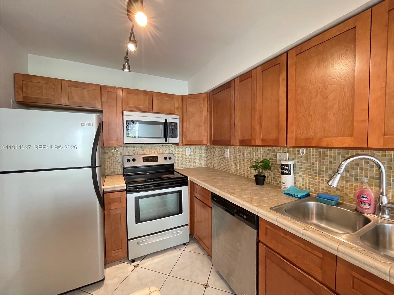 851 Three Iss Blvd #106 Hallandale Beach, FL 33009