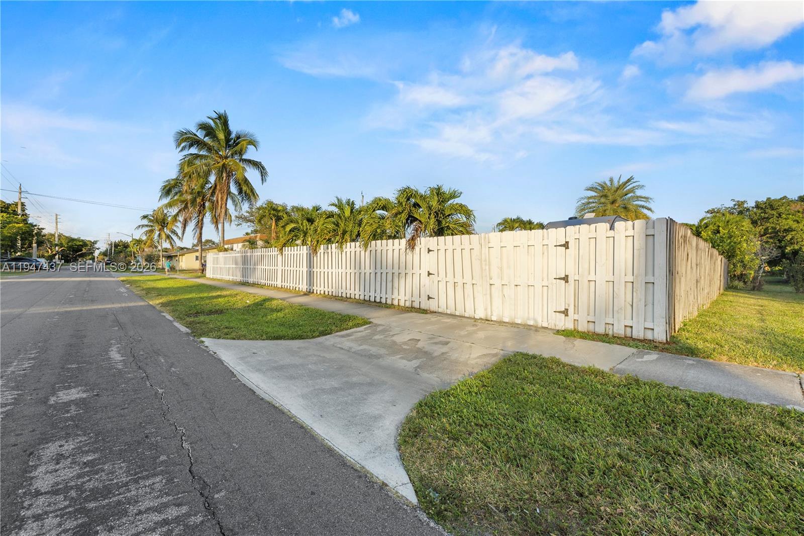 117 SW 6th St Hallandale Beach, FL 33009