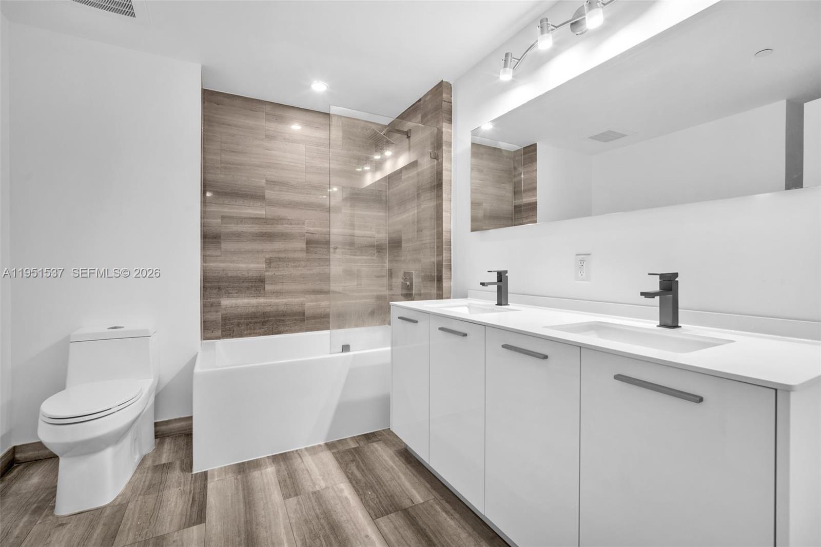 1300 Brickell Bay Dr #2507 Miami, FL 33131