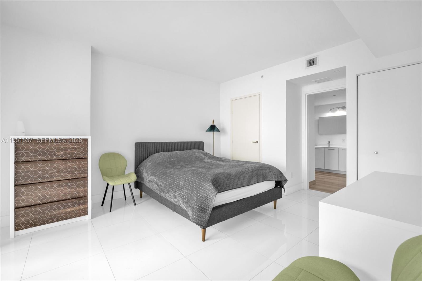 1300 Brickell Bay Dr #2507 Miami, FL 33131