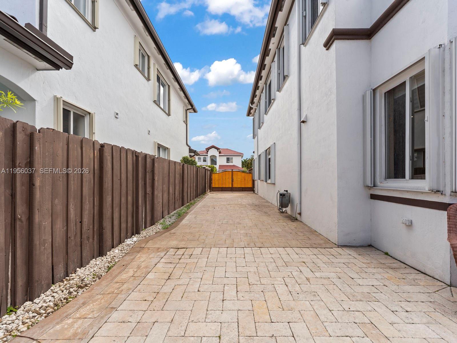 15383 SW 23rd St Miami, FL 33185