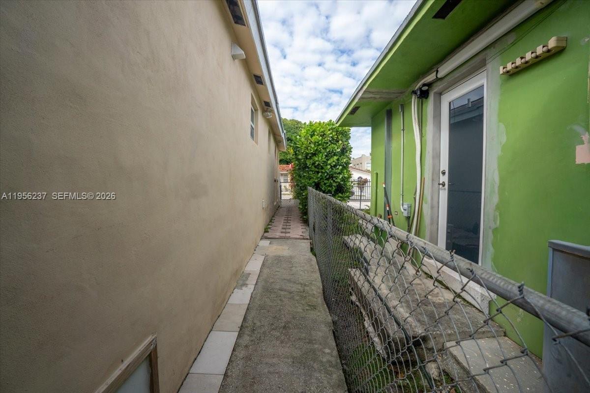 3554 SW 26th St Miami, FL 33133