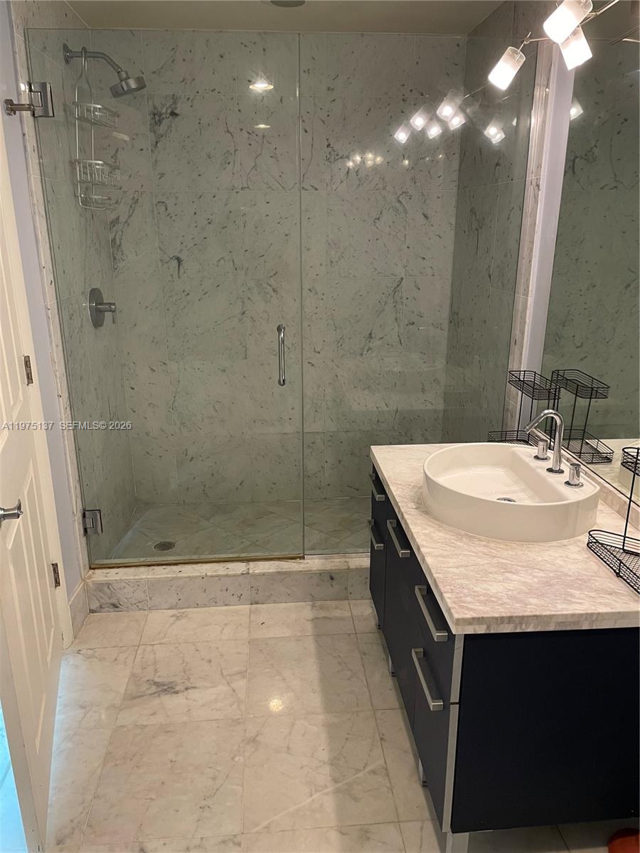 image Vizcayne South9